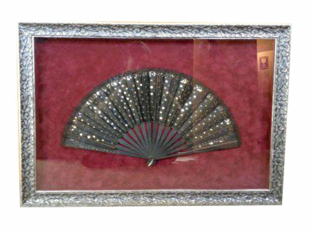 Decorative silver frame 3D objects framed custom framing - Decorative fan framing project