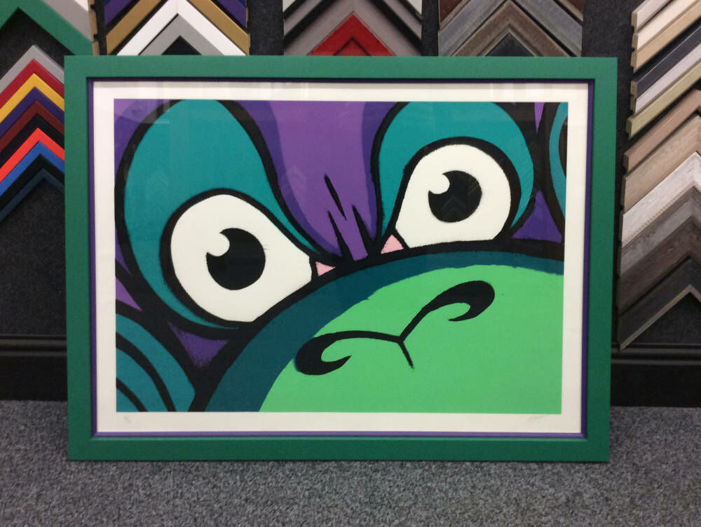 The thin purple slip inside this vibrant green frame creates the perfect blend of colours for this bright image.